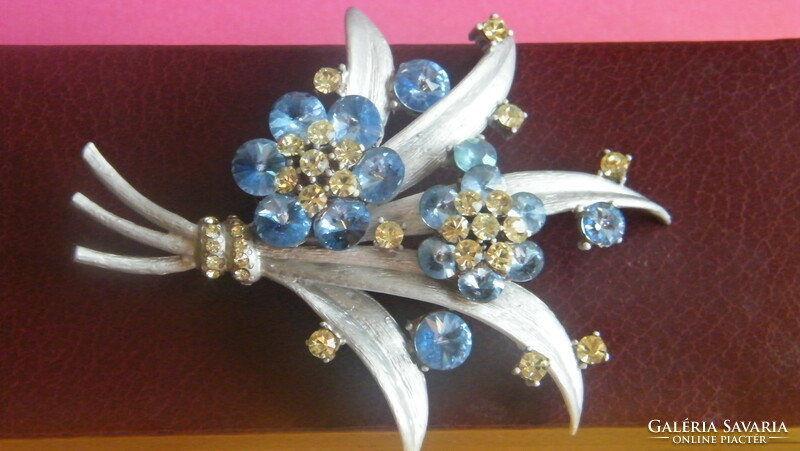 Wonderful blue flower bouquet brooch