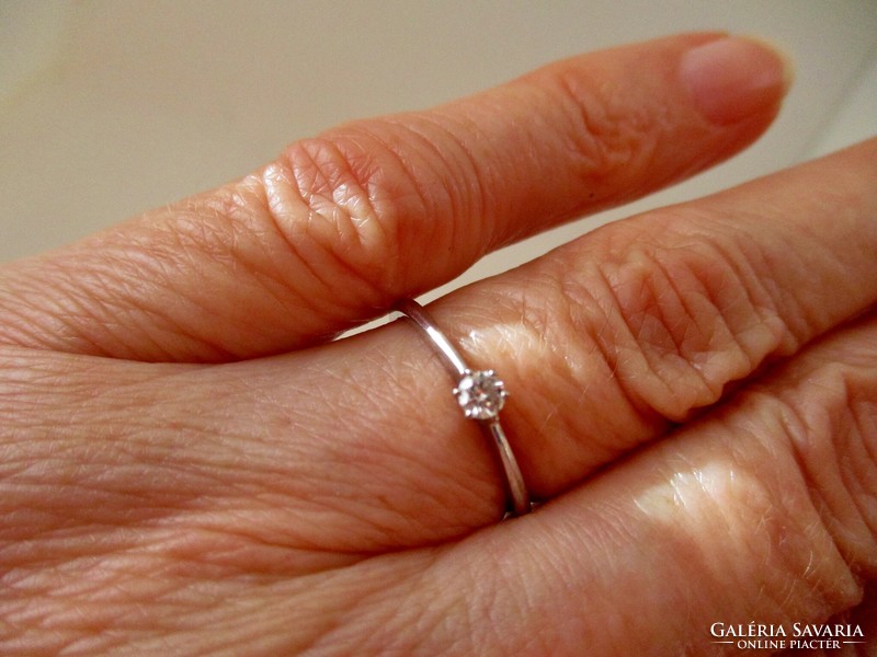 Elegant white gold ring with a 0.09ct brilliant-cut diamond stone with certificate