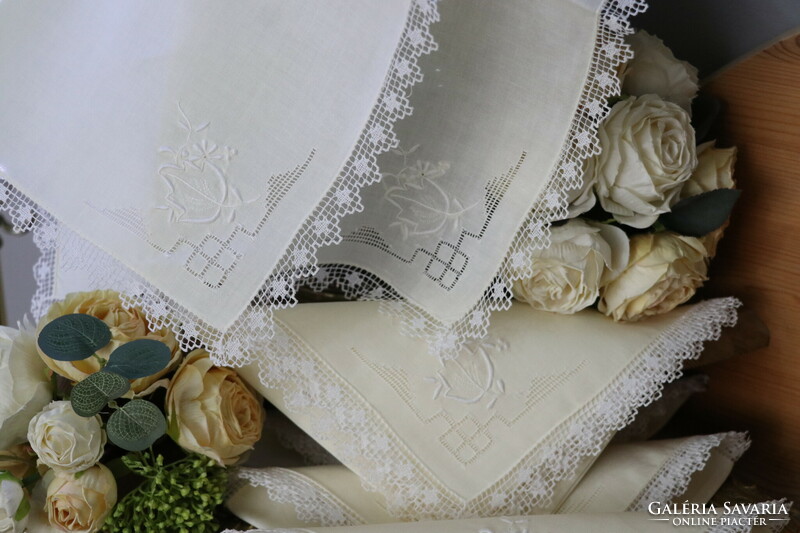 Napkins with a beaten lace edge