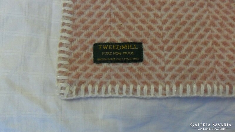 New label, tweedmill wool baby blanket / stroller blanket. 69 X 74 cm.