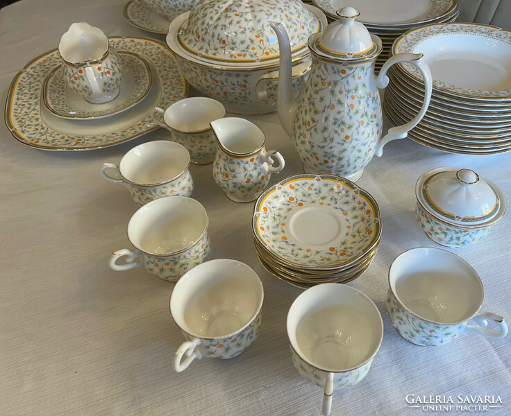 Porcelán tányér- és kávékészlet 12 személyre, 67 darabos