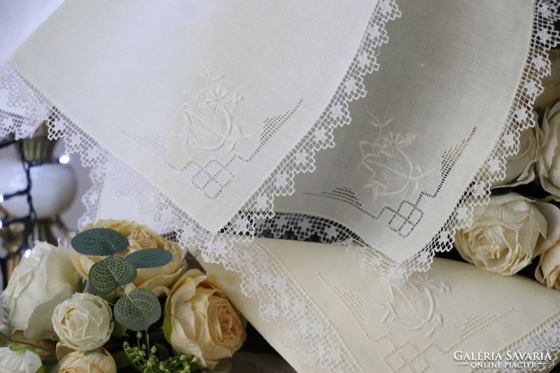 Napkins with a beaten lace edge