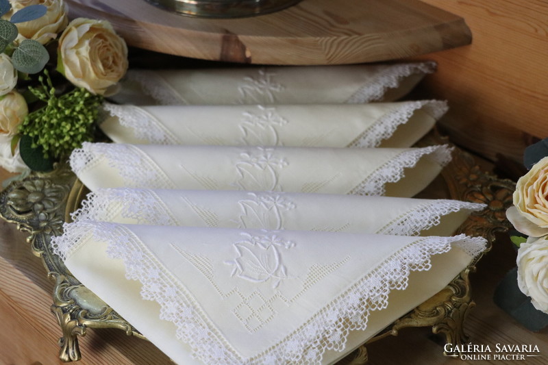 Napkins with a beaten lace edge