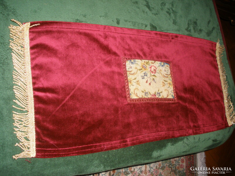 Burgundy velvet tablecloth 31 x 68 cm + fringe