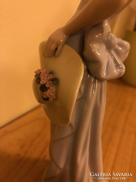 Lladro szobor kecses nőalak virágos kalappal