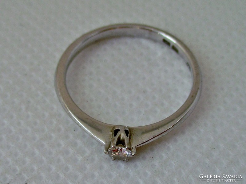 Elegáns fehérarany gyűrű 0,09ct brill csiszolású gyémánt kővel certifikáttal