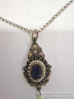 Medál ékszer régi egyedi készítésű kék kövekkel és gyöngyökkel körben alul egy barokk gyöngy ezüst