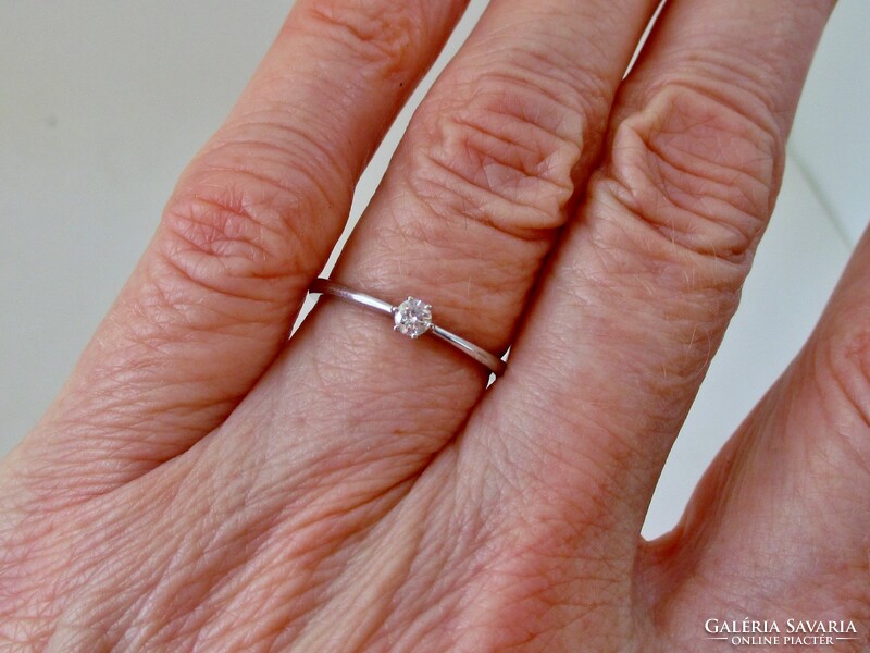 Elegáns fehérarany gyűrű 0,09ct brill csiszolású gyémánt kővel certifikáttal
