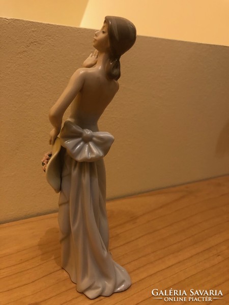 Lladro statue graceful female figure with flowered hat