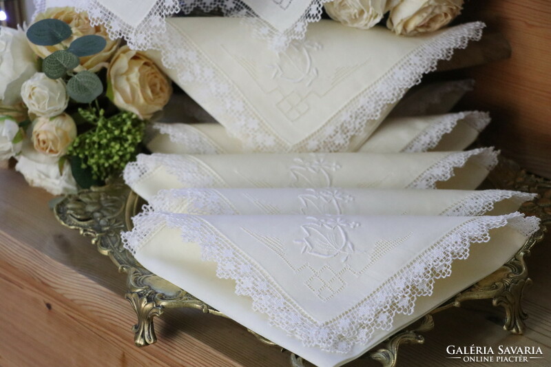 Napkins with a beaten lace edge