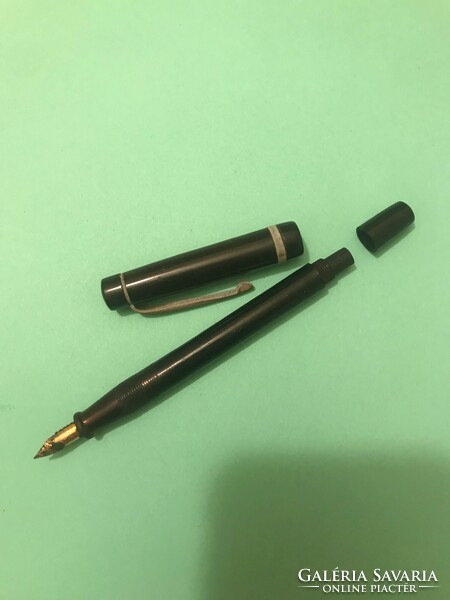 Retro fountain pen with plastic cover, without brand mark. 13 cm long. Black - gray color.