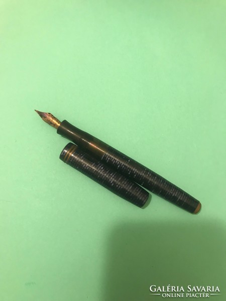 Retro fountain pen with plastic cover, without brand marking. The cap is missing at the end. Dark blue patterned.