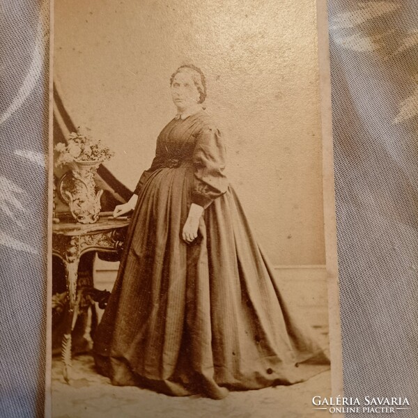 19.századi teljesalakos fotó egy hölgyről