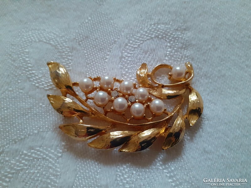 Vintage gold-colored brooch decorated with tekla
