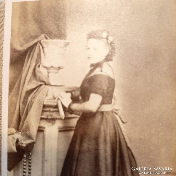 19.századi fotó egy egészalakos hölgyről