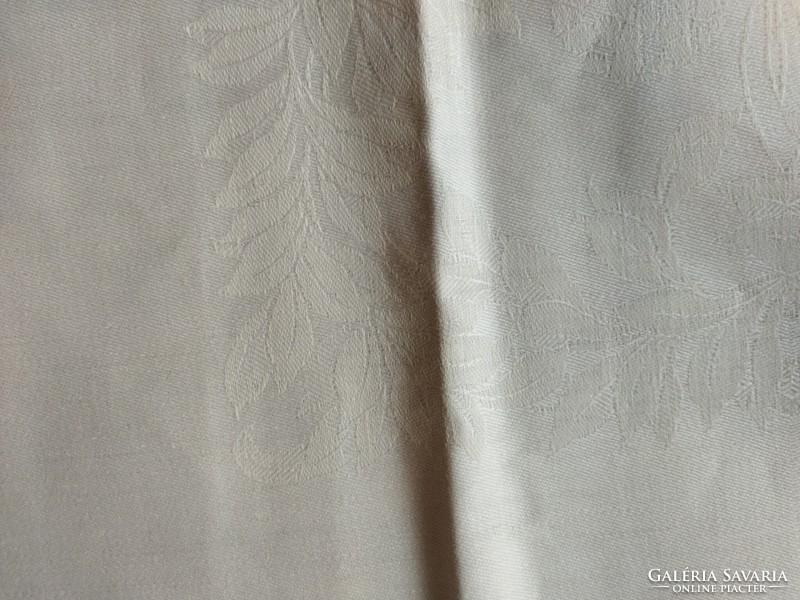 Fehér, új állapotú damaszt asztalterítő 140*140 cm