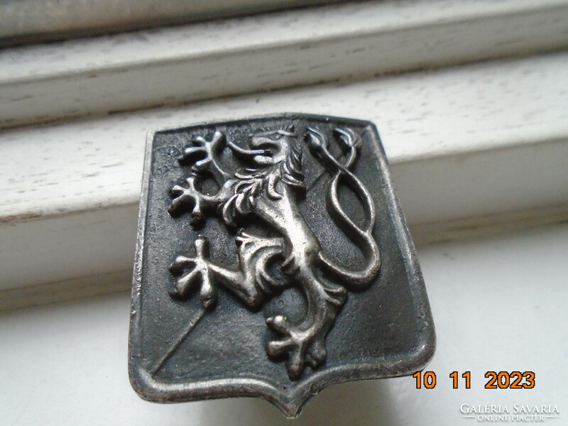 Kidomborodó címeres oroszlánnal gyalogsági (?) kitűző