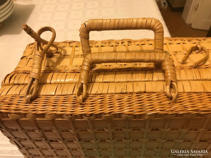 Wicker suitcase / holder, decorative object. Very old, very beautiful. Size: 32x13x20 cm with small damage.
