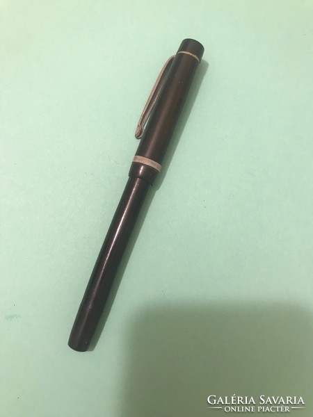 Retro fountain pen with plastic cover, without brand mark. 13 cm long. Black - gray color.