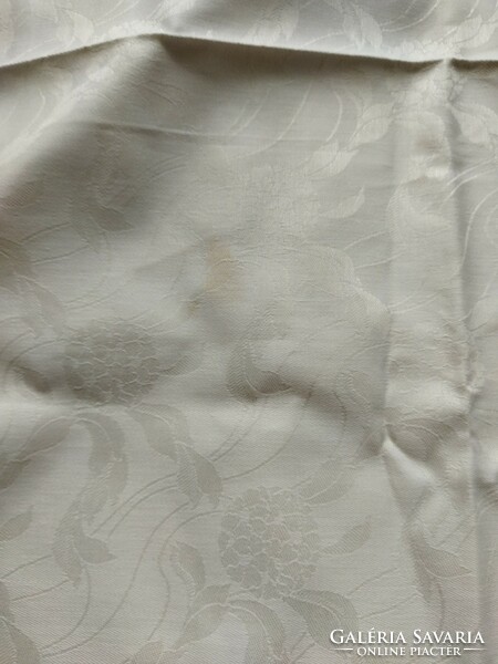 White, new condition damask tablecloth 140*140 cm