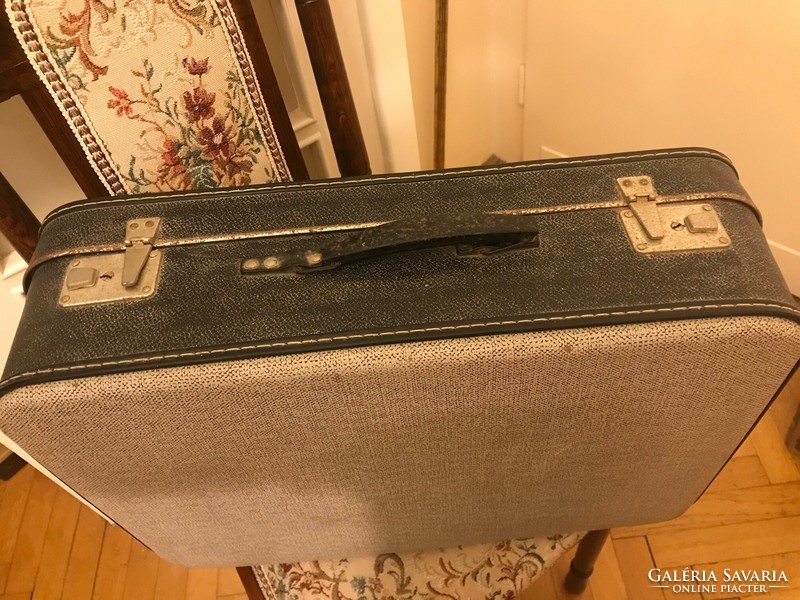 Retro suitcase/suitcase. Gray color, with metal buckles. Size: 55x38x18 cm, the inner part is slightly worn.