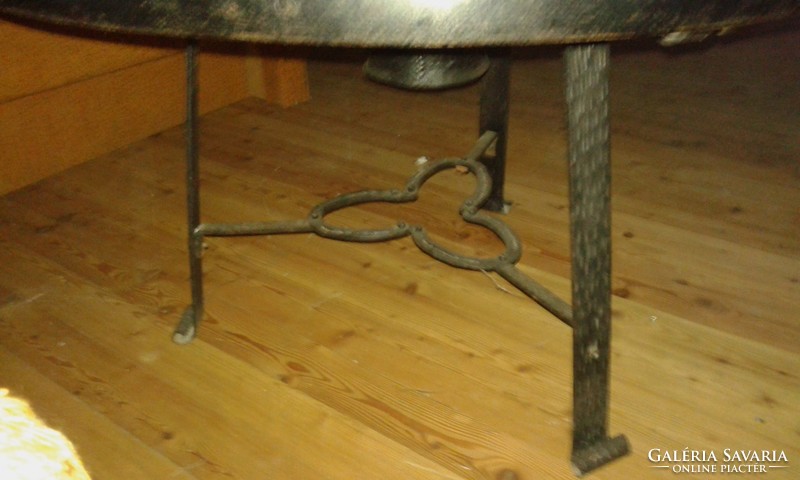 Szekérkerék asztal