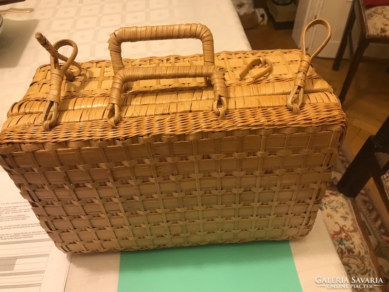 Wicker suitcase / holder, decorative object. Very old, very beautiful. Size: 32x13x20 cm with small damage.