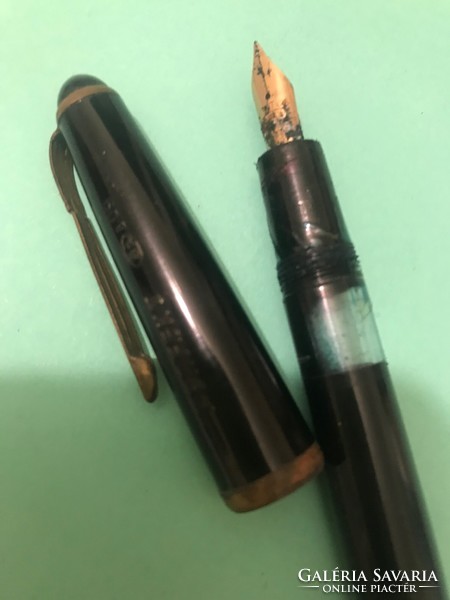 Retro fountain pen, perfect size 309 brand, with plastic cover. Black and gold. 13.5 cm long.