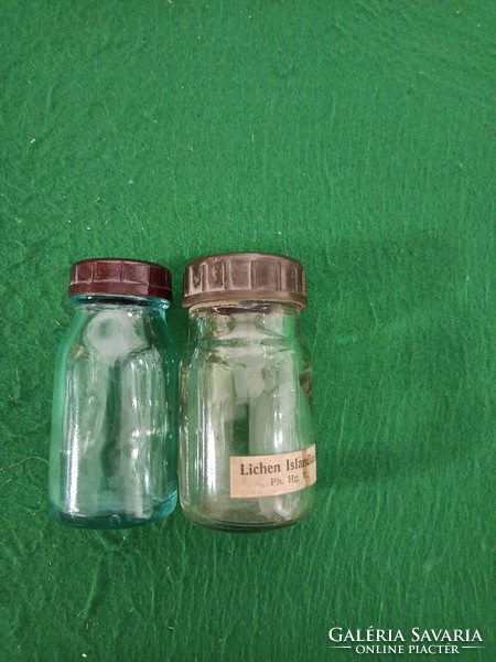 Eladó két darab bakelit kupakos régi gyógyszeres üveg.