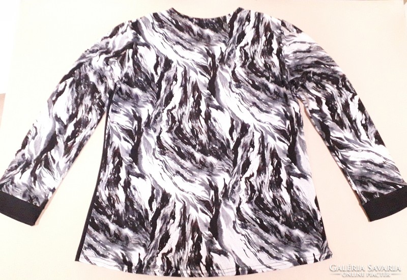 Black and white patterned women's top