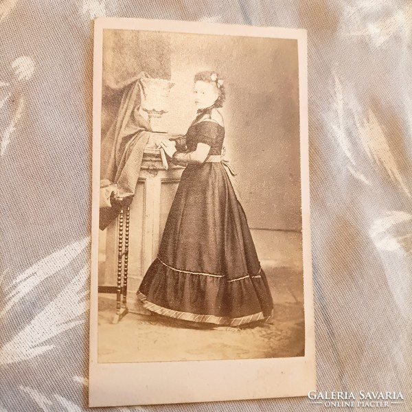 19.századi fotó egy egészalakos hölgyről