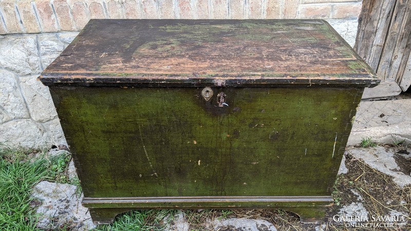 Rustic wooden chest (large)