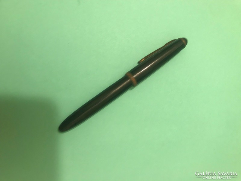 Retro fountain pen, perfect size 309 brand, with plastic cover. Black and gold. 13.5 cm long.