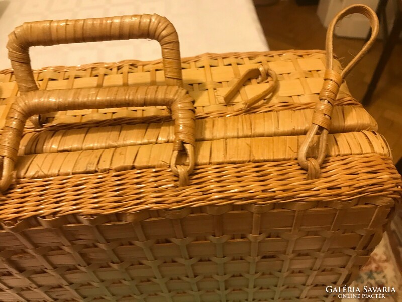 Wicker suitcase / holder, decorative object. Very old, very beautiful. Size: 32x13x20 cm with small damage.