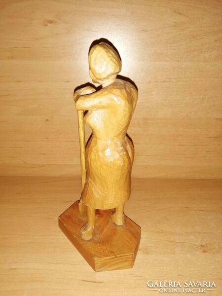 A piece of wood-carved folk artist statue of a woman working with a spade - 20 cm (s)