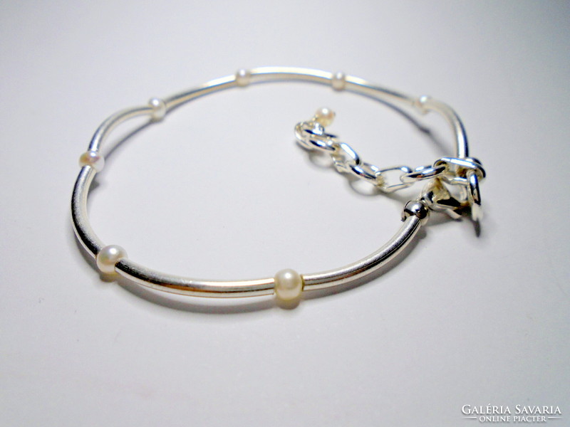 Decorative silver bracelet with freshwater pearl decoration