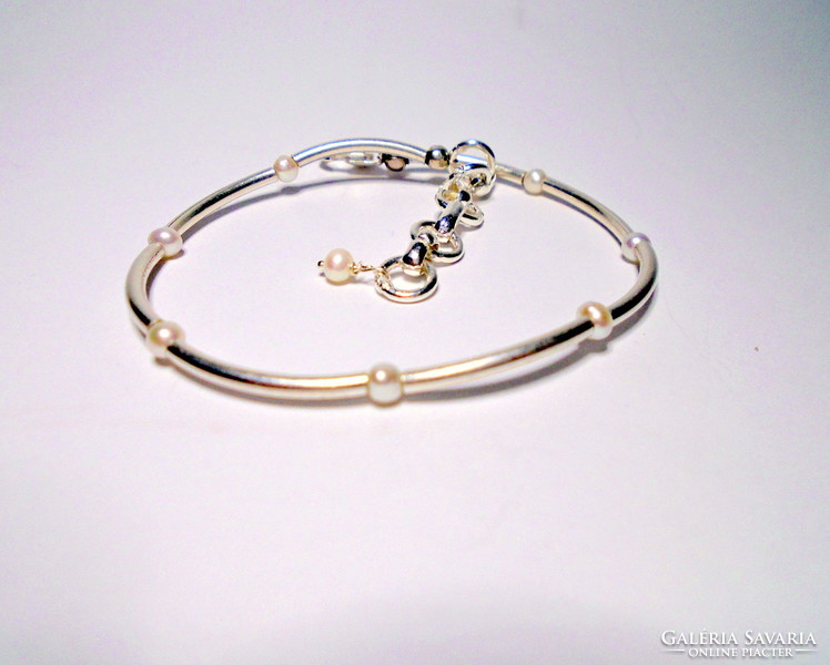 Decorative silver bracelet with freshwater pearl decoration