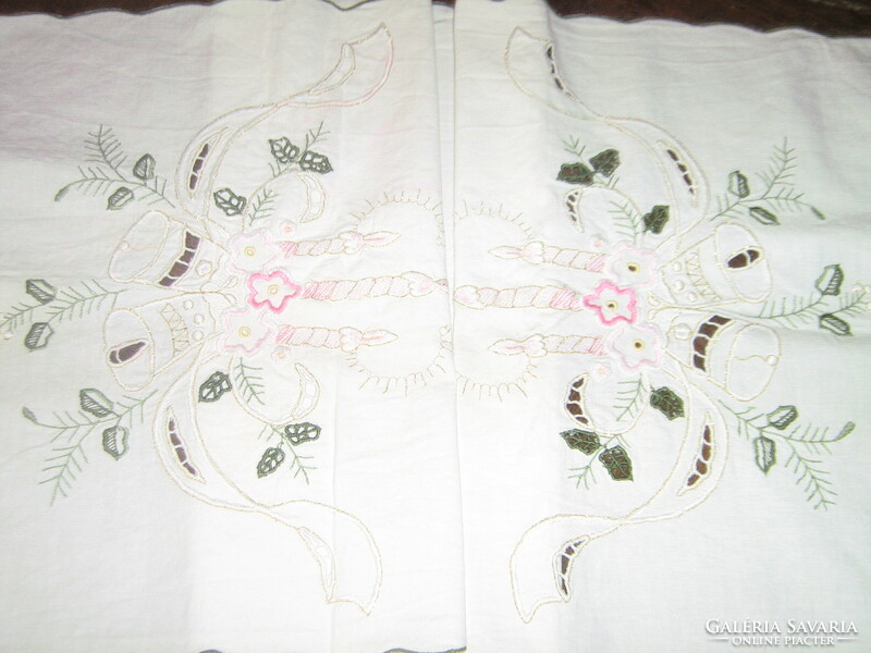 Beautiful Christmas machine-embroidered rosette tablecloth runner