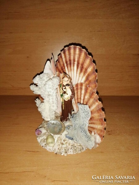 Tengeri kagyló felhasználásával készült keresztény mini oltár Szent Antallal és a Kis Jézussal