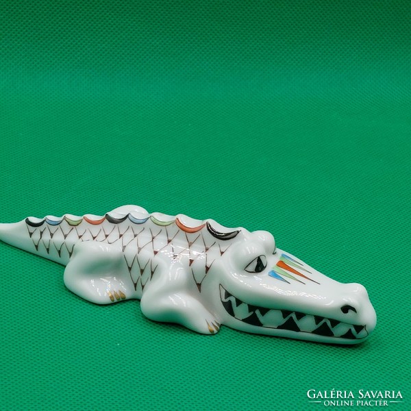 Hollóházi  pikkelyes Garden festésű krokodil figura