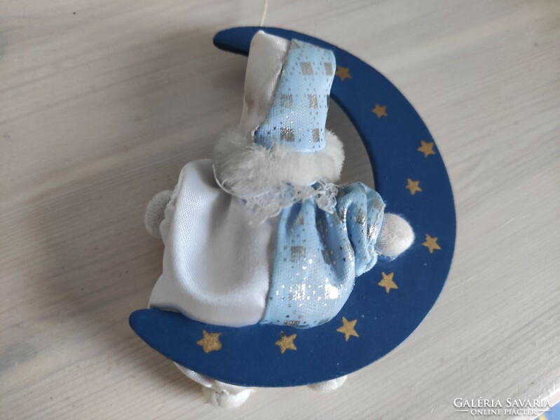 Holdon hintázó kedves kis kék fehér selyem ruhás bohóc akasztós játék dekoráció
