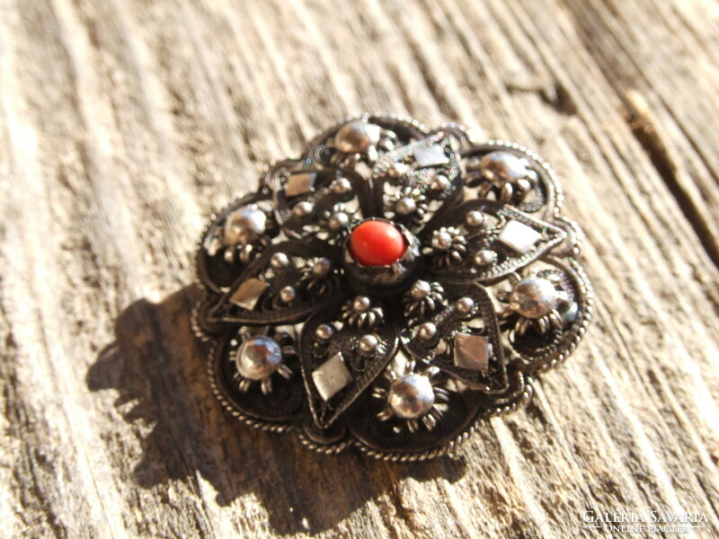 Filigree silver badge with coral (201120)