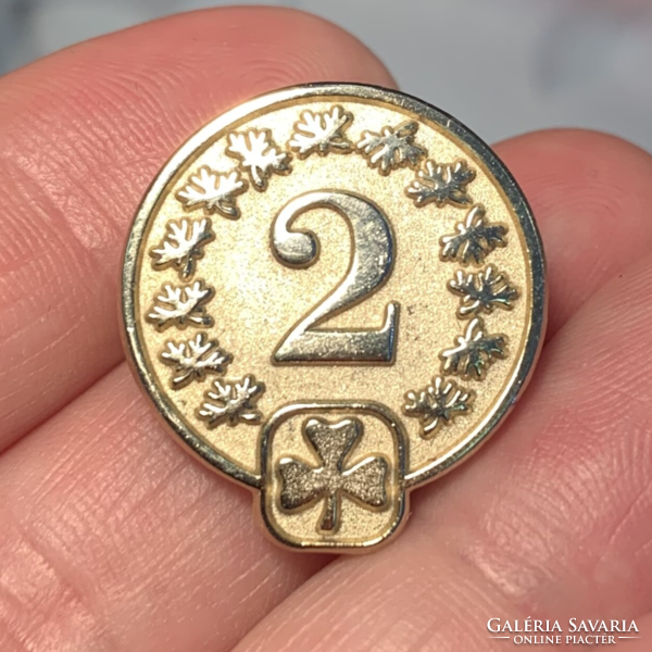 Vintage kitűző szerencsepénz 2 Euro, aranyozott pénz bross kitűző 2 cm