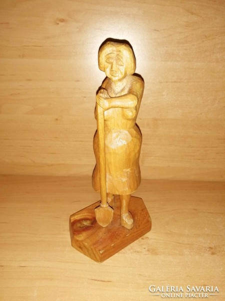 Egy darab fából faragott népművész szobor ásóval dolgozó nő - 20 cm (K)