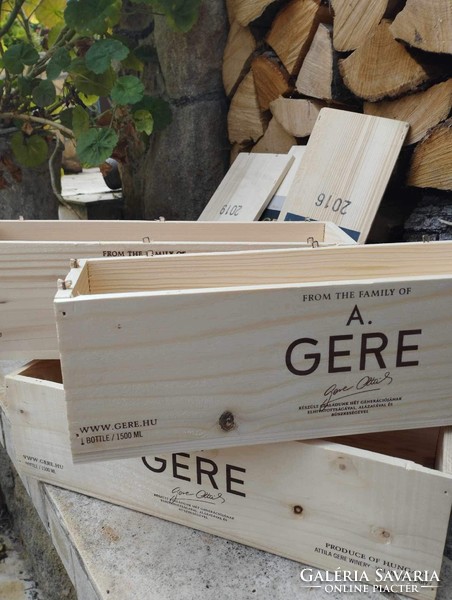 Wooden wine box with a lid