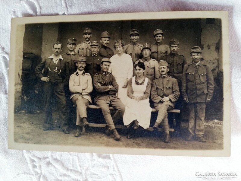 Injured soldiers and nurses in Sibiu 1918. /150/