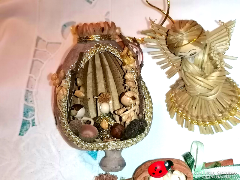 Four pieces of old Christmas ornaments made from crops 18.