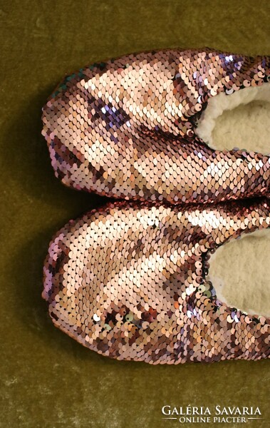 Sequined mummy is perfect for 40-41-42 feet.