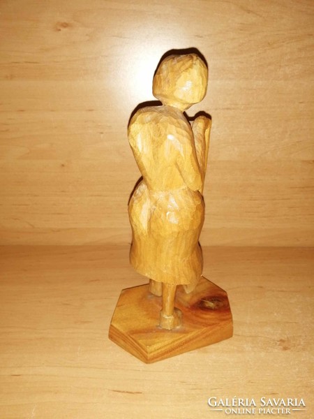 Egy darab fából faragott népművész szobor ásóval dolgozó nő - 20 cm (K)