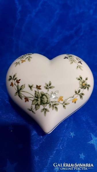 Heart-shaped porcelain bonbonnier with Erika pattern from Hollóháza